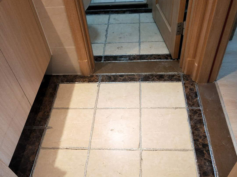 地磚美縫處理:使用用開槽器/平口螺絲刀/勾縫刀，清理瓷磚縫隙內(nèi)灰塵及垃圾，這一步需要力度適中，不要用蠻力，不然可能存在崩壞瓷磚的風(fēng)險(xiǎn)。然后用吸塵器，掃把或者抹布清理干凈。，建議縫隙在1.5到2mm深度合適。縫隙清理干凈后， 擰開管蓋裝上混合管，管頭卡在膠槍的卡口上。裝好混合管后，從下方用美工刀斜切45度角，切記開口要比瓷磚縫隙小，如果本身瓷磚縫隙比較小，可以不用切膠嘴。首先打出30-40CM美縫劑余料，然后沿著瓷磚縫隙開始施工，在施工的時(shí)候一定要美縫劑填充滿瓷磚縫隙，不然后續(xù)可能會(huì)發(fā)生塌陷。瓷磚縫隙打膠