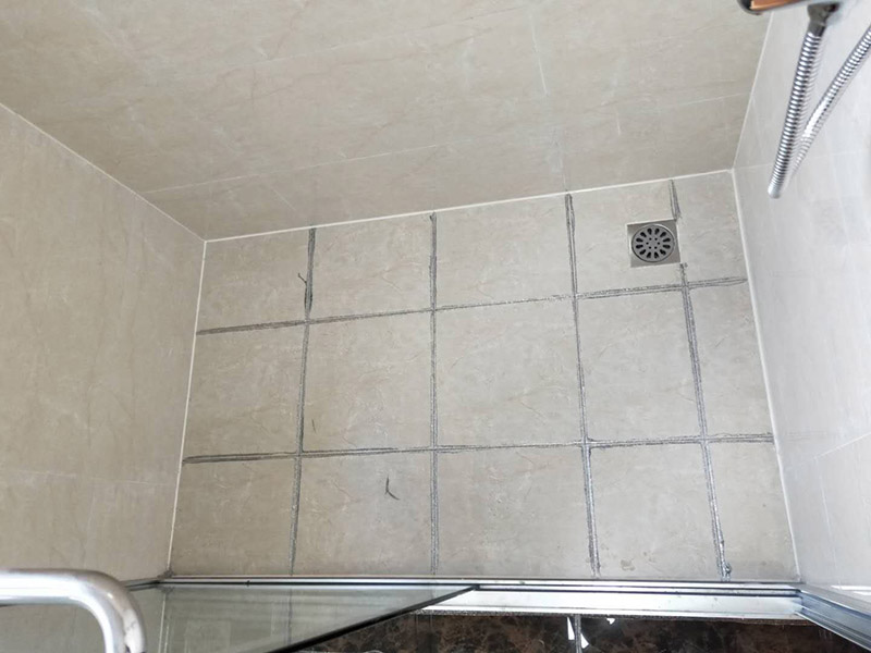 地磚美縫處理:使用用開槽器/平口螺絲刀/勾縫刀，清理瓷磚縫隙內(nèi)灰塵及垃圾，這一步需要力度適中，不要用蠻力，不然可能存在崩壞瓷磚的風(fēng)險(xiǎn)。然后用吸塵器，掃把或者抹布清理干凈。，建議縫隙在1.5到2mm深度合適。縫隙清理干凈后， 擰開管蓋裝上混合管，管頭卡在膠槍的卡口上。裝好混合管后，從下方用美工刀斜切45度角，切記開口要比瓷磚縫隙小，如果本身瓷磚縫隙比較小，可以不用切膠嘴。首先打出30-40CM美縫劑余料，然后沿著瓷磚縫隙開始施工，在施工的時(shí)候一定要美縫劑填充滿瓷磚縫隙，不然后續(xù)可能會(huì)發(fā)生塌陷。瓷磚縫隙打膠