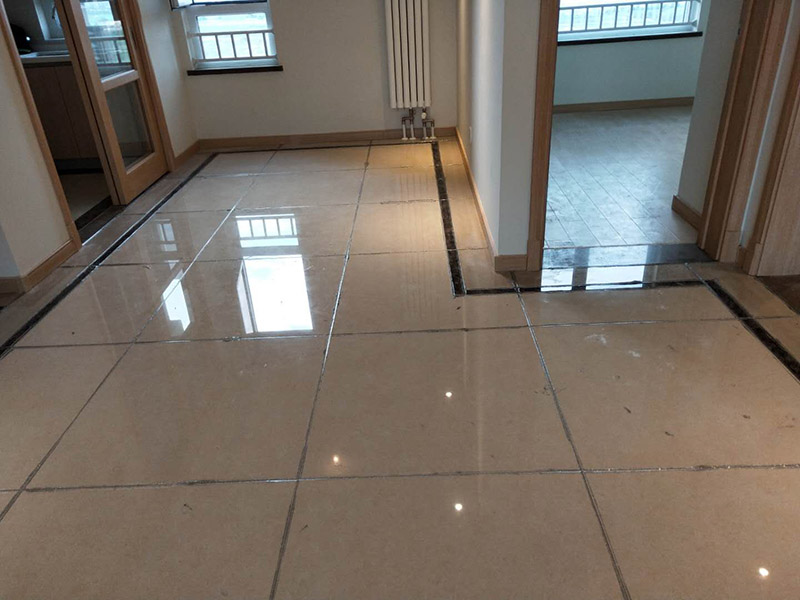 地磚美縫處理:使用用開槽器/平口螺絲刀/勾縫刀，清理瓷磚縫隙內(nèi)灰塵及垃圾，這一步需要力度適中，不要用蠻力，不然可能存在崩壞瓷磚的風(fēng)險(xiǎn)。然后用吸塵器，掃把或者抹布清理干凈。，建議縫隙在1.5到2mm深度合適。縫隙清理干凈后， 擰開管蓋裝上混合管，管頭卡在膠槍的卡口上。裝好混合管后，從下方用美工刀斜切45度角，切記開口要比瓷磚縫隙小，如果本身瓷磚縫隙比較小，可以不用切膠嘴。首先打出30-40CM美縫劑余料，然后沿著瓷磚縫隙開始施工，在施工的時(shí)候一定要美縫劑填充滿瓷磚縫隙，不然后續(xù)可能會(huì)發(fā)生塌陷。瓷磚縫隙打膠