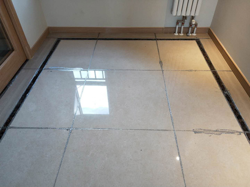 地磚美縫處理:使用用開槽器/平口螺絲刀/勾縫刀，清理瓷磚縫隙內(nèi)灰塵及垃圾，這一步需要力度適中，不要用蠻力，不然可能存在崩壞瓷磚的風(fēng)險(xiǎn)。然后用吸塵器，掃把或者抹布清理干凈。，建議縫隙在1.5到2mm深度合適?？p隙清理干凈后， 擰開管蓋裝上混合管，管頭卡在膠槍的卡口上。裝好混合管后，從下方用美工刀斜切45度角，切記開口要比瓷磚縫隙小，如果本身瓷磚縫隙比較小，可以不用切膠嘴。首先打出30-40CM美縫劑余料，然后沿著瓷磚縫隙開始施工，在施工的時(shí)候一定要美縫劑填充滿瓷磚縫隙，不然后續(xù)可能會(huì)發(fā)生塌陷。瓷磚縫隙打膠