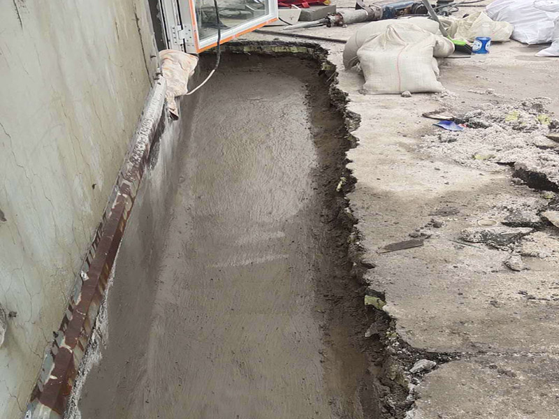 墻壁滲水維修：清理裂縫上及周邊的灰塵等垃圾（可用清潔球等清理），發(fā)現(xiàn)裂縫周邊有松動的應(yīng)鑿除，并用水徹底沖刷干凈。 用普通水泥（不用加黃砂，為配合外墻面原有真石漆顏色，可在水泥中適量加入黃粉、哈巴粉等顏料，適量進(jìn)行調(diào)配，盡量接近原有真石漆面層顏色），再加上建筑用881等膠水（不用加水），直接進(jìn)行調(diào)配。(膠水用量不大，盡量使用好些，如使用貼石膏線的，價(jià)格誤差不大)，可根據(jù)天氣溫度等情況來調(diào)配水泥漿的稠度，填縫的可適當(dāng)稀些。 施工時(shí)應(yīng)先進(jìn)行填縫施工、縫必須灌實(shí)，在縫填實(shí)后需擴(kuò)大縫一邊寬30mm左右，厚約6mm的同材料面層，形成坡比（塌邊）。 在窗角處的裂縫，可把調(diào)配好的水泥漿做成半徑30-50mm的圓弧形，來增加裂縫處的厚度，同時(shí)有利于排水。 待水泥硬化（干燥后）進(jìn)行防水劑施工，涂刷需2遍，不得有遺漏。