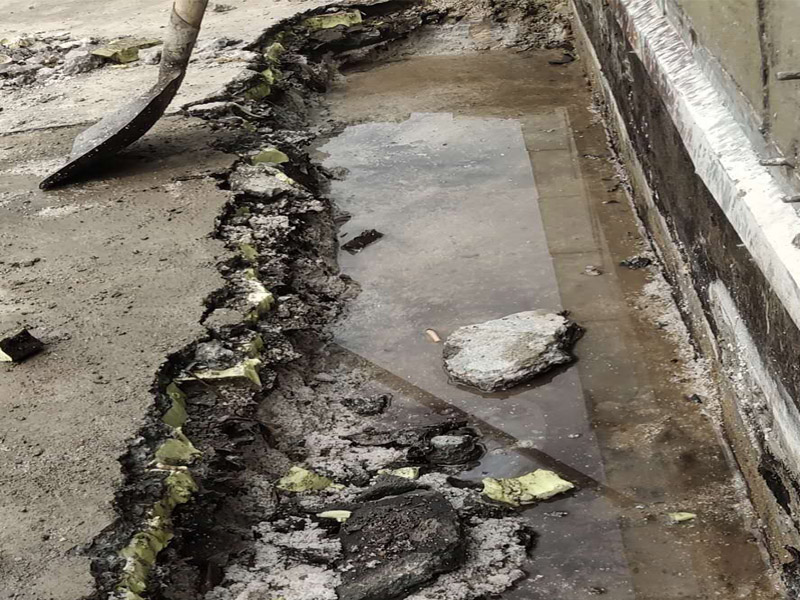 墻壁滲水維修：清理裂縫上及周邊的灰塵等垃圾（可用清潔球等清理），發(fā)現(xiàn)裂縫周邊有松動的應(yīng)鑿除，并用水徹底沖刷干凈。 用普通水泥（不用加黃砂，為配合外墻面原有真石漆顏色，可在水泥中適量加入黃粉、哈巴粉等顏料，適量進(jìn)行調(diào)配，盡量接近原有真石漆面層顏色），再加上建筑用881等膠水（不用加水），直接進(jìn)行調(diào)配。(膠水用量不大，盡量使用好些，如使用貼石膏線的，價(jià)格誤差不大)，可根據(jù)天氣溫度等情況來調(diào)配水泥漿的稠度，填縫的可適當(dāng)稀些。 施工時(shí)應(yīng)先進(jìn)行填縫施工、縫必須灌實(shí)，在縫填實(shí)后需擴(kuò)大縫一邊寬30mm左右，厚約6mm的同材料面層，形成坡比（塌邊）。 在窗角處的裂縫，可把調(diào)配好的水泥漿做成半徑30-50mm的圓弧形，來增加裂縫處的厚度，同時(shí)有利于排水。 待水泥硬化（干燥后）進(jìn)行防水劑施工，涂刷需2遍，不得有遺漏。