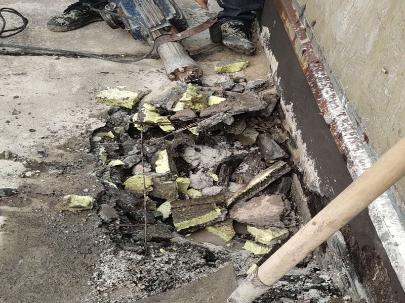 墻壁滲水維修：清理裂縫上及周邊的灰塵等垃圾（可用清潔球等清理），發(fā)現(xiàn)裂縫周邊有松動的應(yīng)鑿除，并用水徹底沖刷干凈。 用普通水泥（不用加黃砂，為配合外墻面原有真石漆顏色，可在水泥中適量加入黃粉、哈巴粉等顏料，適量進(jìn)行調(diào)配，盡量接近原有真石漆面層顏色），再加上建筑用881等膠水（不用加水），直接進(jìn)行調(diào)配。(膠水用量不大，盡量使用好些，如使用貼石膏線的，價(jià)格誤差不大)，可根據(jù)天氣溫度等情況來調(diào)配水泥漿的稠度，填縫的可適當(dāng)稀些。 施工時(shí)應(yīng)先進(jìn)行填縫施工、縫必須灌實(shí)，在縫填實(shí)后需擴(kuò)大縫一邊寬30mm左右，厚約6mm的同材料面層，形成坡比（塌邊）。 在窗角處的裂縫，可把調(diào)配好的水泥漿做成半徑30-50mm的圓弧形，來增加裂縫處的厚度，同時(shí)有利于排水。 待水泥硬化（干燥后）進(jìn)行防水劑施工，涂刷需2遍，不得有遺漏。