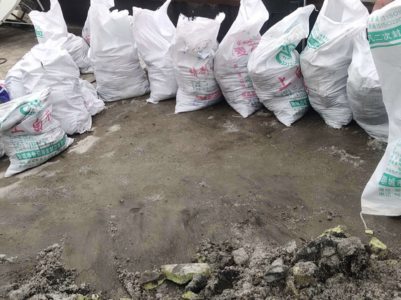 墻壁滲水維修：清理裂縫上及周邊的灰塵等垃圾（可用清潔球等清理），發(fā)現(xiàn)裂縫周邊有松動的應(yīng)鑿除，并用水徹底沖刷干凈。 用普通水泥（不用加黃砂，為配合外墻面原有真石漆顏色，可在水泥中適量加入黃粉、哈巴粉等顏料，適量進(jìn)行調(diào)配，盡量接近原有真石漆面層顏色），再加上建筑用881等膠水（不用加水），直接進(jìn)行調(diào)配。(膠水用量不大，盡量使用好些，如使用貼石膏線的，價(jià)格誤差不大)，可根據(jù)天氣溫度等情況來調(diào)配水泥漿的稠度，填縫的可適當(dāng)稀些。 施工時(shí)應(yīng)先進(jìn)行填縫施工、縫必須灌實(shí)，在縫填實(shí)后需擴(kuò)大縫一邊寬30mm左右，厚約6mm的同材料面層，形成坡比（塌邊）。 在窗角處的裂縫，可把調(diào)配好的水泥漿做成半徑30-50mm的圓弧形，來增加裂縫處的厚度，同時(shí)有利于排水。 待水泥硬化（干燥后）進(jìn)行防水劑施工，涂刷需2遍，不得有遺漏。