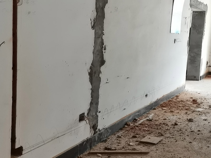 墻壁電路開槽：1.劃線路。根據(jù)要改的方案畫好線路,線路采用橫平豎直的方法規(guī)劃。 2.無齒鋸開槽。根據(jù)線路用無齒鋸開槽,在墻面上切出線路。 3.加水。再需要開槽的墻面上加點水,且在切得過程中一直加水,防止刀片過熱。 4.沖槽。用電錘將切好的墻面沖出溝槽,注意力度與角度,盡量沖的規(guī)整。 5.清理槽。將沖出的溝槽進行清理,將易掉的地方都打下來。