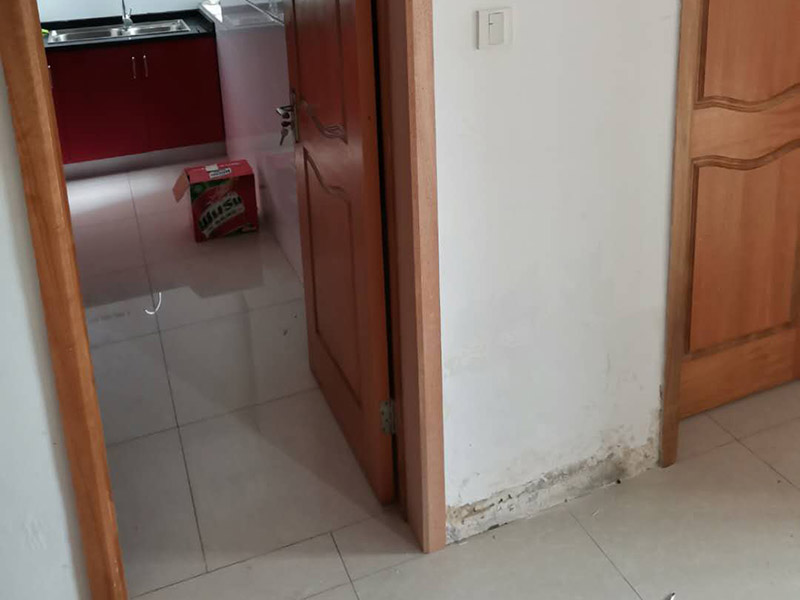 臥室門框維修：1.漆面表面劃傷用bai一只顏色與家具相同的普du通的繪圖用蠟筆，在劃痕zhi上劃一劃，使其與周邊漆面dao高度相同，再薄薄地涂上一層透明的清漆就可以了；2.油漆剝落修復(fù)，清漆家具表面小塊油漆剝落后可取同色廣告顏料涂補(bǔ)，再用清漆涂在表面，即完好如初3.裂縫填補(bǔ)用油灰和顏料拌勻后嵌入堵平，但要注意顏料要和原油灰的顏料、原油漆色彩一致，以防留下疤跡