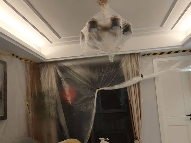 墻面翻新家具成品保護(hù):在墻面翻新前，需要先將舊漆面鏟除干凈，之后在進(jìn)行打磨，將墻面的浮沉雜物都清理干凈。如果墻面有凹凸不平的情況，要先用膩?zhàn)有扪a(bǔ)，如果墻面出現(xiàn)空鼓的現(xiàn)象，也要將整面的墻皮進(jìn)行鏟除，在做后續(xù)的處理?；鶎幼鐾旰螅枰獙⑹┕^(qū)域的家具物件移除，避免在翻新過程中，使家具受到損傷。在刮膩?zhàn)又?，先用尺子檢測(cè)一下墻面的平整度。在施工時(shí)，對(duì)不平整的地方進(jìn)行多次涂刮，修補(bǔ)好不平整的區(qū)域。一般膩?zhàn)庸蝺杀榧纯?，每次膩?zhàn)庸瓮旰笠M(jìn)行打磨，可以讓墻面更加光滑。膩?zhàn)痈赏负?，再?duì)墻面進(jìn)行油漆涂刷。底漆要先刷，施工力度要均勻，這樣漆膜厚度也相對(duì)一致，然后開始面漆施工。一定要讓漆面自然干透。