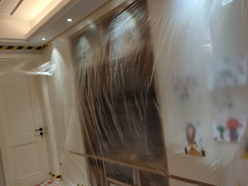 墻面翻新家具成品保護(hù):在墻面翻新前，需要先將舊漆面鏟除干凈，之后在進(jìn)行打磨，將墻面的浮沉雜物都清理干凈。如果墻面有凹凸不平的情況，要先用膩?zhàn)有扪a(bǔ)，如果墻面出現(xiàn)空鼓的現(xiàn)象，也要將整面的墻皮進(jìn)行鏟除，在做后續(xù)的處理?；鶎幼鐾旰?，需要將施工區(qū)域的家具物件移除，避免在翻新過程中，使家具受到損傷。在刮膩?zhàn)又?，先用尺子檢測(cè)一下墻面的平整度。在施工時(shí)，對(duì)不平整的地方進(jìn)行多次涂刮，修補(bǔ)好不平整的區(qū)域。一般膩?zhàn)庸蝺杀榧纯?，每次膩?zhàn)庸瓮旰笠M(jìn)行打磨，可以讓墻面更加光滑。膩?zhàn)痈赏负螅賹?duì)墻面進(jìn)行油漆涂刷。底漆要先刷，施工力度要均勻，這樣漆膜厚度也相對(duì)一致，然后開始面漆施工。一定要讓漆面自然干透。