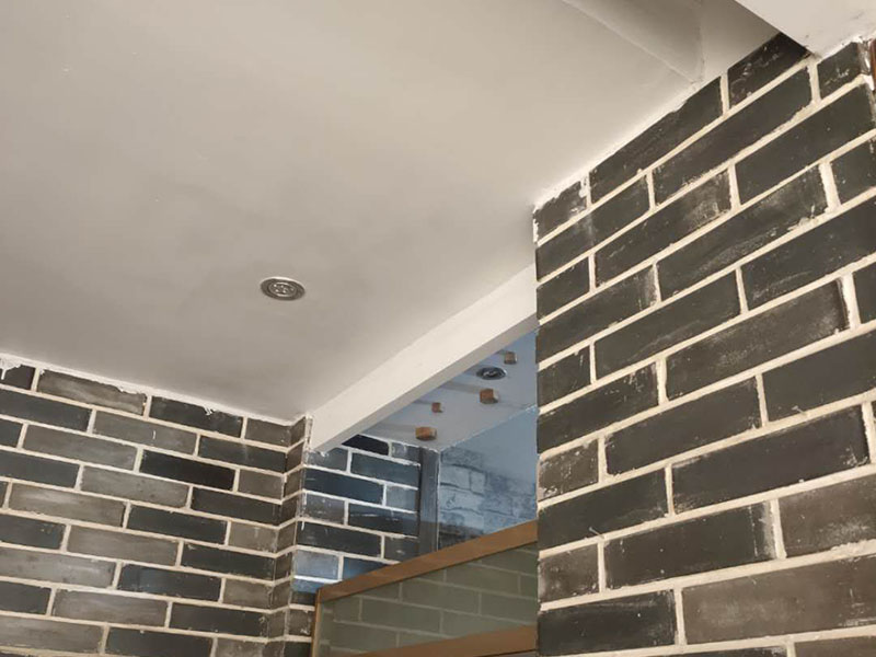 墻面翻新家具成品保護(hù):在墻面翻新前，需要先將舊漆面鏟除干凈，之后在進(jìn)行打磨，將墻面的浮沉雜物都清理干凈。如果墻面有凹凸不平的情況，要先用膩?zhàn)有扪a(bǔ)，如果墻面出現(xiàn)空鼓的現(xiàn)象，也要將整面的墻皮進(jìn)行鏟除，在做后續(xù)的處理。基層做完后，需要將施工區(qū)域的家具物件移除，避免在翻新過程中，使家具受到損傷。在刮膩?zhàn)又?，先用尺子檢測(cè)一下墻面的平整度。在施工時(shí)，對(duì)不平整的地方進(jìn)行多次涂刮，修補(bǔ)好不平整的區(qū)域。一般膩?zhàn)庸蝺杀榧纯?，每次膩?zhàn)庸瓮旰笠M(jìn)行打磨，可以讓墻面更加光滑。膩?zhàn)痈赏负螅賹?duì)墻面進(jìn)行油漆涂刷。底漆要先刷，施工力度要均勻，這樣漆膜厚度也相對(duì)一致，然后開始面漆施工。一定要讓漆面自然干透。