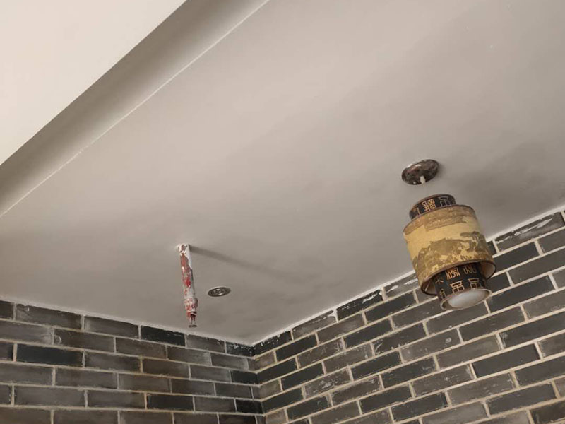 墻面翻新家具成品保護(hù):在墻面翻新前，需要先將舊漆面鏟除干凈，之后在進(jìn)行打磨，將墻面的浮沉雜物都清理干凈。如果墻面有凹凸不平的情況，要先用膩?zhàn)有扪a(bǔ)，如果墻面出現(xiàn)空鼓的現(xiàn)象，也要將整面的墻皮進(jìn)行鏟除，在做后續(xù)的處理?；鶎幼鐾旰螅枰獙⑹┕^(qū)域的家具物件移除，避免在翻新過程中，使家具受到損傷。在刮膩?zhàn)又埃扔贸咦訖z測(cè)一下墻面的平整度。在施工時(shí)，對(duì)不平整的地方進(jìn)行多次涂刮，修補(bǔ)好不平整的區(qū)域。一般膩?zhàn)庸蝺杀榧纯?，每次膩?zhàn)庸瓮旰笠M(jìn)行打磨，可以讓墻面更加光滑。膩?zhàn)痈赏负螅賹?duì)墻面進(jìn)行油漆涂刷。底漆要先刷，施工力度要均勻，這樣漆膜厚度也相對(duì)一致，然后開始面漆施工。一定要讓漆面自然干透。