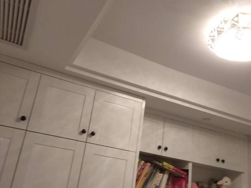 墻面翻新家具成品保護(hù):在墻面翻新前，需要先將舊漆面鏟除干凈，之后在進(jìn)行打磨，將墻面的浮沉雜物都清理干凈。如果墻面有凹凸不平的情況，要先用膩?zhàn)有扪a(bǔ)，如果墻面出現(xiàn)空鼓的現(xiàn)象，也要將整面的墻皮進(jìn)行鏟除，在做后續(xù)的處理。基層做完后，需要將施工區(qū)域的家具物件移除，避免在翻新過程中，使家具受到損傷。在刮膩?zhàn)又?，先用尺子檢測(cè)一下墻面的平整度。在施工時(shí)，對(duì)不平整的地方進(jìn)行多次涂刮，修補(bǔ)好不平整的區(qū)域。一般膩?zhàn)庸蝺杀榧纯?，每次膩?zhàn)庸瓮旰笠M(jìn)行打磨，可以讓墻面更加光滑。膩?zhàn)痈赏负?，再?duì)墻面進(jìn)行油漆涂刷。底漆要先刷，施工力度要均勻，這樣漆膜厚度也相對(duì)一致，然后開始面漆施工。一定要讓漆面自然干透。