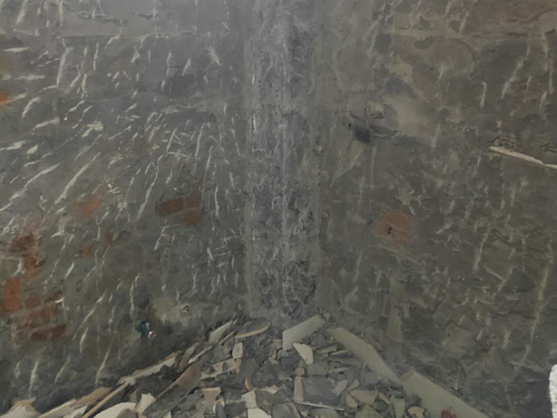 廚房拆除重裝：墻面上應(yīng)該還有些其他東西，比如掛毛巾的架子，放廚具的架子等等。先把這些物品都小心翼翼的拆下來(lái)，還原一面光潔的墻面，才好進(jìn)行拆卸工作。拆卸的時(shí)候要先從墻低的第一塊磚開(kāi)始拆卸，要是直接隨便從上面那一塊拆卸，拆到一半就會(huì)擋住下面的瓷磚，讓下面的瓷磚不好拆了。先用垂子敲最下面的那塊磚，把瓷磚敲松動(dòng)。送動(dòng)后，再用戴了手套的手把瓷磚拿下來(lái)，小心碎了瓷磚不要?jiǎng)澋绞至?。墻面?nèi)有些地方會(huì)走一些管道，有煤氣管道，有電線管道，水管，網(wǎng)線等等。要注意這些管道，不要把墻里面的管道破壞了，不然拆了瓷磚又惹了新的問(wèn)題要處理。