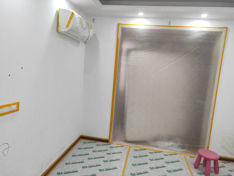 家具地面成品保護(hù)：1、墻地面瓷磚，在鋪貼未干固的情況下，不要急于勾縫，以免人為的造成瓷磚松動(dòng)、高低不平，影響施工效果。 2、地面瓷磚干固前，不要在上面走動(dòng)、堆放雜物，以免造成瓷磚松動(dòng)、高低不平。 3、地面瓷磚鋪貼完后，使用成品保護(hù)膜覆蓋磚面。 既可以防止裝修時(shí)的沙子磨傷地面，同時(shí)也能有效的防止油漆涂料等有色液體滴落磚面，造成地面污染。