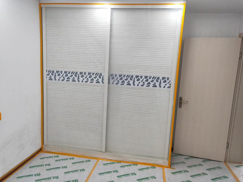 家具地面成品保護(hù)：1、墻地面瓷磚，在鋪貼未干固的情況下，不要急于勾縫，以免人為的造成瓷磚松動(dòng)、高低不平，影響施工效果。 2、地面瓷磚干固前，不要在上面走動(dòng)、堆放雜物，以免造成瓷磚松動(dòng)、高低不平。 3、地面瓷磚鋪貼完后，使用成品保護(hù)膜覆蓋磚面。 既可以防止裝修時(shí)的沙子磨傷地面，同時(shí)也能有效的防止油漆涂料等有色液體滴落磚面，造成地面污染。