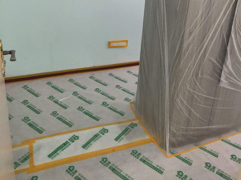家具地面成品保護(hù)：1、墻地面瓷磚，在鋪貼未干固的情況下，不要急于勾縫，以免人為的造成瓷磚松動(dòng)、高低不平，影響施工效果。 2、地面瓷磚干固前，不要在上面走動(dòng)、堆放雜物，以免造成瓷磚松動(dòng)、高低不平。 3、地面瓷磚鋪貼完后，使用成品保護(hù)膜覆蓋磚面。 既可以防止裝修時(shí)的沙子磨傷地面，同時(shí)也能有效的防止油漆涂料等有色液體滴落磚面，造成地面污染。