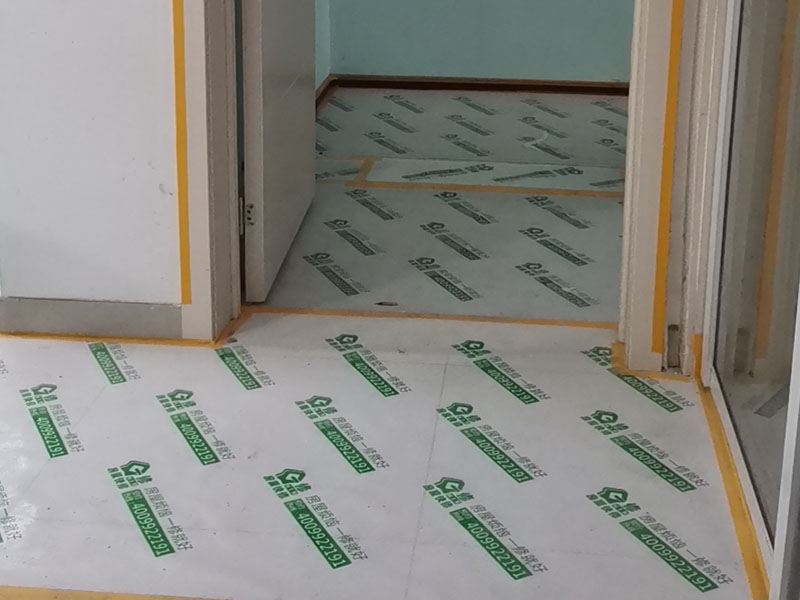 家具地面成品保護(hù)：1、墻地面瓷磚，在鋪貼未干固的情況下，不要急于勾縫，以免人為的造成瓷磚松動(dòng)、高低不平，影響施工效果。 2、地面瓷磚干固前，不要在上面走動(dòng)、堆放雜物，以免造成瓷磚松動(dòng)、高低不平。 3、地面瓷磚鋪貼完后，使用成品保護(hù)膜覆蓋磚面。 既可以防止裝修時(shí)的沙子磨傷地面，同時(shí)也能有效的防止油漆涂料等有色液體滴落磚面，造成地面污染。