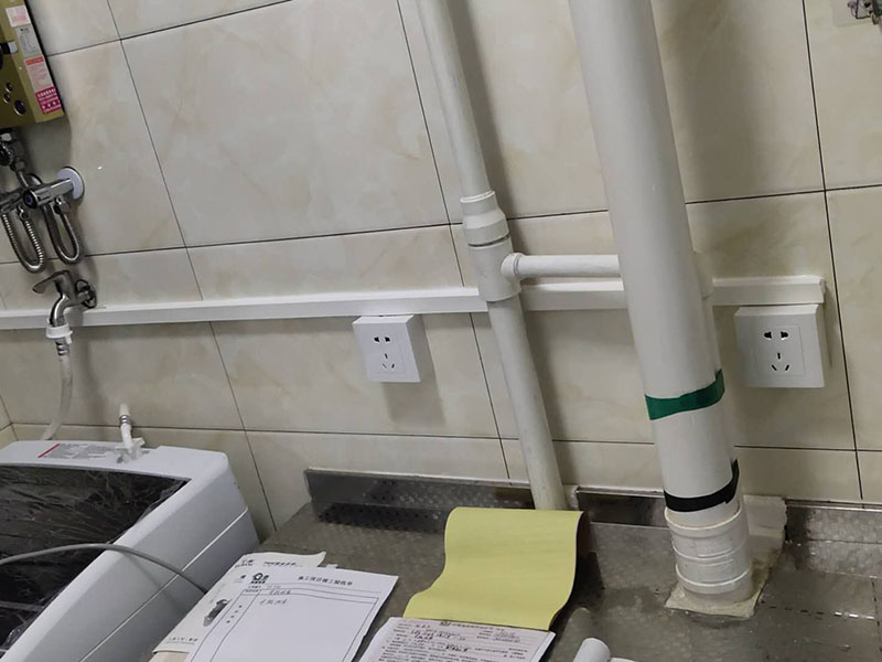 插座開(kāi)關(guān)明裝布線(xiàn):首先我們要認(rèn)識(shí)插座的明裝和暗裝，明裝的是安裝底盒在墻體表面暴露出來(lái)的，暗裝的是把安裝底盒裝在墻體內(nèi)，表面看不露出部分。根椐底合上的四個(gè)固定孔位，在需要安裝的墻面上做好標(biāo)記，選擇螺絲相同大小的沖擊鉆頭用沖擊鉆在墻上打孔。在孔里打入膨脹螺絲。確定能夠把自攻螺絲牢固的抓住。 用四個(gè)自攻螺絲把底盒固定到墻上。