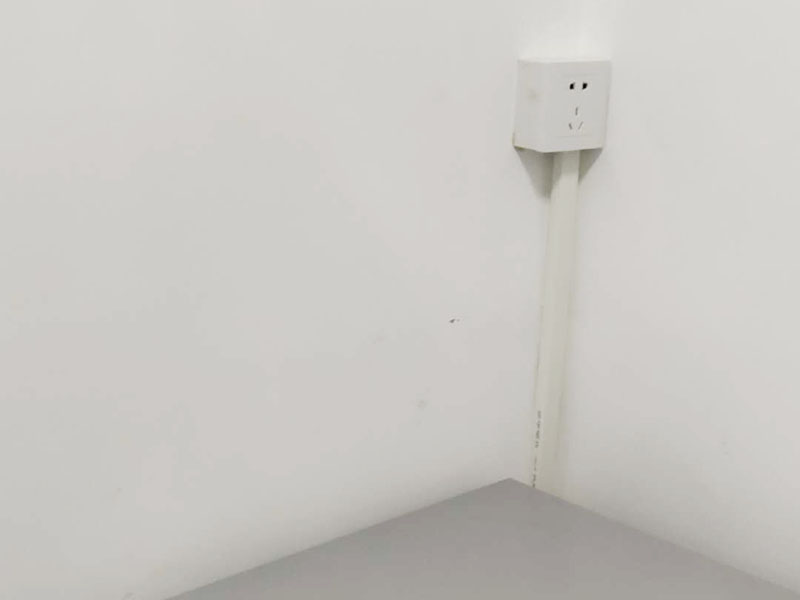 插座開(kāi)關(guān)明裝布線(xiàn):首先我們要認(rèn)識(shí)插座的明裝和暗裝，明裝的是安裝底盒在墻體表面暴露出來(lái)的，暗裝的是把安裝底盒裝在墻體內(nèi)，表面看不露出部分。根椐底合上的四個(gè)固定孔位，在需要安裝的墻面上做好標(biāo)記，選擇螺絲相同大小的沖擊鉆頭用沖擊鉆在墻上打孔。在孔里打入膨脹螺絲。確定能夠把自攻螺絲牢固的抓住。 用四個(gè)自攻螺絲把底盒固定到墻上。