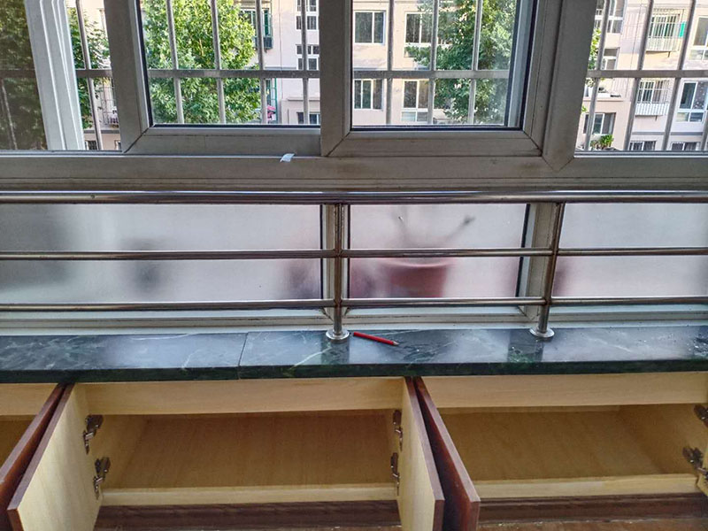 飄窗臺柜體翻新：大家都喜歡購買那種帶有飄窗的臥室裝修，主要是因為可以把飄窗設計改裝自己理想的圣地。如果我們把飄窗設計成溫馨的休息室。中午沒事的時候，可以躺到這里的小床上休息片刻。 飄窗柜尺寸就要盡可能的小一點。因為飄窗柜就用來放一些小東西用的，所以說尺寸小的話，不會影響到陽光的射入。當休息完以后，在飄窗柜里面拿上自己的工作用品，也就可以出發(fā)去工作了。 飄窗不像普通的窗戶一樣，它一般是矩形或者是向外突的。飄窗的三面都是由玻璃組成的，這樣就給房子帶來了充足的陽光的沐浴，采光比較好，也可以開擴人們的視野，讓人們的生活更加的豐富多彩。