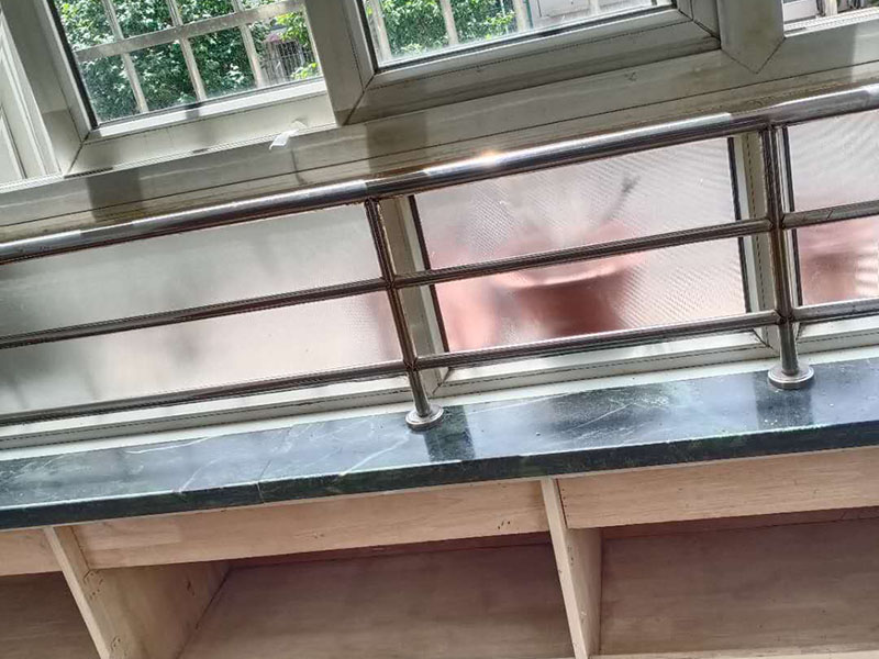 飄窗臺柜體翻新：大家都喜歡購買那種帶有飄窗的臥室裝修，主要是因為可以把飄窗設計改裝自己理想的圣地。如果我們把飄窗設計成溫馨的休息室。中午沒事的時候，可以躺到這里的小床上休息片刻。 飄窗柜尺寸就要盡可能的小一點。因為飄窗柜就用來放一些小東西用的，所以說尺寸小的話，不會影響到陽光的射入。當休息完以后，在飄窗柜里面拿上自己的工作用品，也就可以出發(fā)去工作了。 飄窗不像普通的窗戶一樣，它一般是矩形或者是向外突的。飄窗的三面都是由玻璃組成的，這樣就給房子帶來了充足的陽光的沐浴，采光比較好，也可以開擴人們的視野，讓人們的生活更加的豐富多彩。