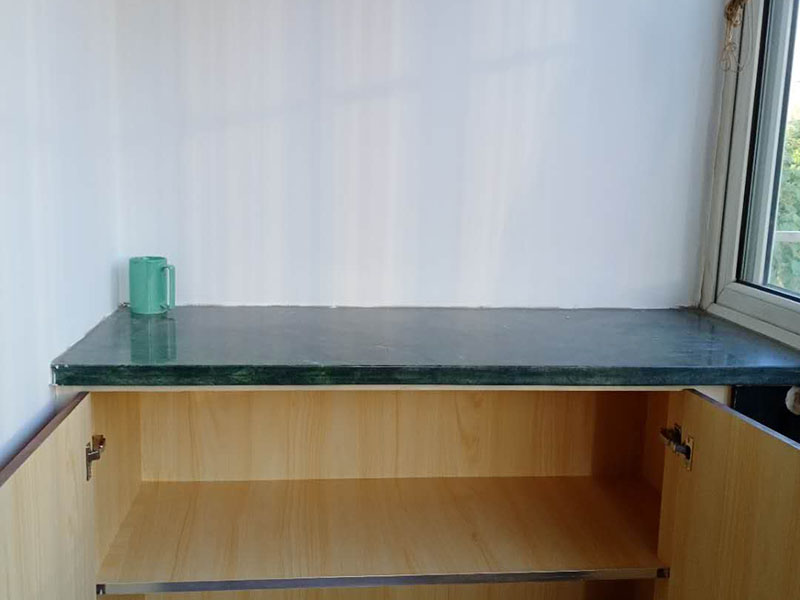 飄窗臺柜體翻新：大家都喜歡購買那種帶有飄窗的臥室裝修，主要是因為可以把飄窗設計改裝自己理想的圣地。如果我們把飄窗設計成溫馨的休息室。中午沒事的時候，可以躺到這里的小床上休息片刻。 飄窗柜尺寸就要盡可能的小一點。因為飄窗柜就用來放一些小東西用的，所以說尺寸小的話，不會影響到陽光的射入。當休息完以后，在飄窗柜里面拿上自己的工作用品，也就可以出發(fā)去工作了。 飄窗不像普通的窗戶一樣，它一般是矩形或者是向外突的。飄窗的三面都是由玻璃組成的，這樣就給房子帶來了充足的陽光的沐浴，采光比較好，也可以開擴人們的視野，讓人們的生活更加的豐富多彩。