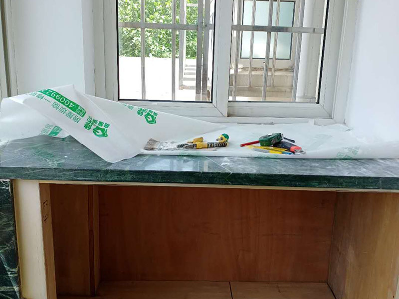 飄窗臺柜體翻新：大家都喜歡購買那種帶有飄窗的臥室裝修，主要是因為可以把飄窗設計改裝自己理想的圣地。如果我們把飄窗設計成溫馨的休息室。中午沒事的時候，可以躺到這里的小床上休息片刻。 飄窗柜尺寸就要盡可能的小一點。因為飄窗柜就用來放一些小東西用的，所以說尺寸小的話，不會影響到陽光的射入。當休息完以后，在飄窗柜里面拿上自己的工作用品，也就可以出發(fā)去工作了。 飄窗不像普通的窗戶一樣，它一般是矩形或者是向外突的。飄窗的三面都是由玻璃組成的，這樣就給房子帶來了充足的陽光的沐浴，采光比較好，也可以開擴人們的視野，讓人們的生活更加的豐富多彩。