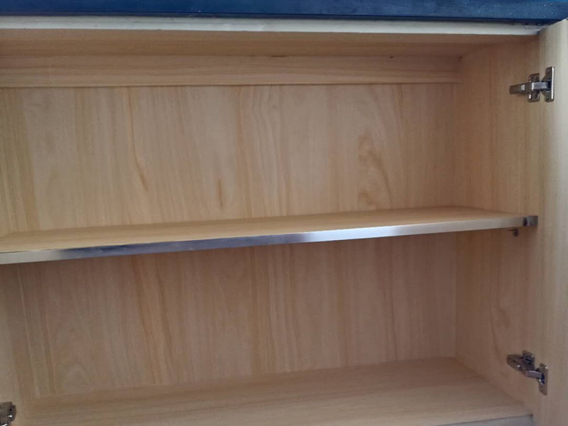 飄窗臺柜體翻新：大家都喜歡購買那種帶有飄窗的臥室裝修，主要是因為可以把飄窗設計改裝自己理想的圣地。如果我們把飄窗設計成溫馨的休息室。中午沒事的時候，可以躺到這里的小床上休息片刻。 飄窗柜尺寸就要盡可能的小一點。因為飄窗柜就用來放一些小東西用的，所以說尺寸小的話，不會影響到陽光的射入。當休息完以后，在飄窗柜里面拿上自己的工作用品，也就可以出發(fā)去工作了。 飄窗不像普通的窗戶一樣，它一般是矩形或者是向外突的。飄窗的三面都是由玻璃組成的，這樣就給房子帶來了充足的陽光的沐浴，采光比較好，也可以開擴人們的視野，讓人們的生活更加的豐富多彩。