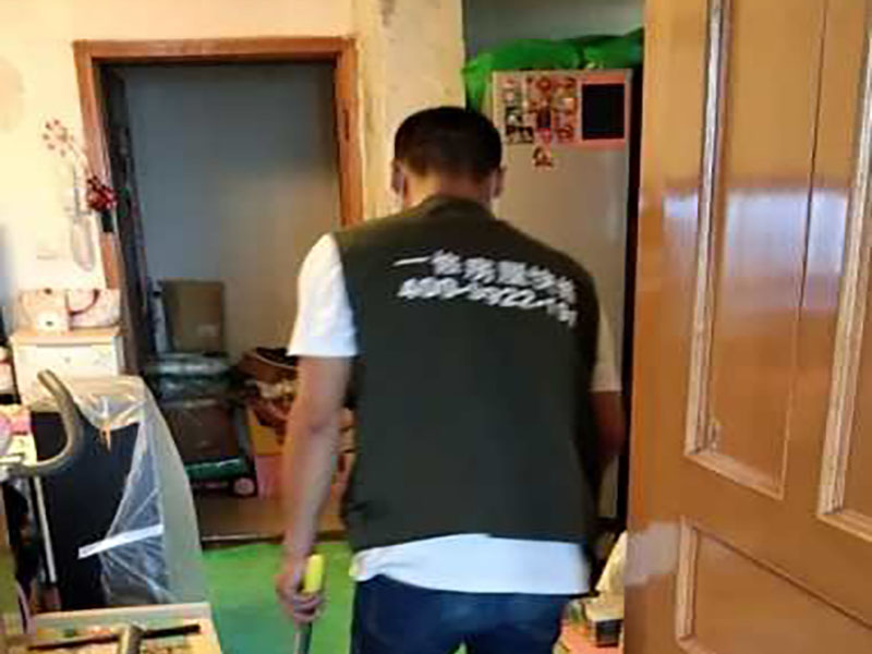 老房墻面翻新保護(hù)：如果原墻是乳膠漆，且基礎(chǔ)強(qiáng)度較好，經(jīng)簡(jiǎn)單打毛修補(bǔ)后可以直接刷漆，但要注意不要破壞原墻漆膜的完整性，也不要用比原墻乳膠漆附著力好太多的乳膠漆，否則容易起皮脫落；如果原墻是刮瓷，則必須產(chǎn)掉重做，其實(shí)在這方面只要掌握一個(gè)原則，即同等性質(zhì)才能翻新，否則就必須重來。 如果原墻面的漆已經(jīng)不好了的話，再刷上乳膠漆會(huì)把以前的乳膠漆泡下來，可以選鮮呼吸SBS強(qiáng)力膠、鮮呼吸卓越型白膠，再刮一遍膩?zhàn)哟蚰ズ笤偎⑷槟z漆。另外，如果經(jīng)濟(jì)條件允許，而你對(duì)原墻質(zhì)量又不滿意的話，建議最好重做。因?yàn)閴γ娴奶幚硎钦麄€(gè)裝修過程中最骯臟的部分，千萬不要圖省事，否則以后會(huì)很麻煩。