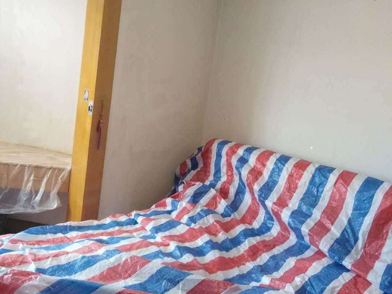 老房墻面翻新保護(hù)：如果原墻是乳膠漆，且基礎(chǔ)強(qiáng)度較好，經(jīng)簡(jiǎn)單打毛修補(bǔ)后可以直接刷漆，但要注意不要破壞原墻漆膜的完整性，也不要用比原墻乳膠漆附著力好太多的乳膠漆，否則容易起皮脫落；如果原墻是刮瓷，則必須產(chǎn)掉重做，其實(shí)在這方面只要掌握一個(gè)原則，即同等性質(zhì)才能翻新，否則就必須重來。 如果原墻面的漆已經(jīng)不好了的話，再刷上乳膠漆會(huì)把以前的乳膠漆泡下來，可以選鮮呼吸SBS強(qiáng)力膠、鮮呼吸卓越型白膠，再刮一遍膩?zhàn)哟蚰ズ笤偎⑷槟z漆。另外，如果經(jīng)濟(jì)條件允許，而你對(duì)原墻質(zhì)量又不滿意的話，建議最好重做。因?yàn)閴γ娴奶幚硎钦麄€(gè)裝修過程中最骯臟的部分，千萬不要圖省事，否則以后會(huì)很麻煩。