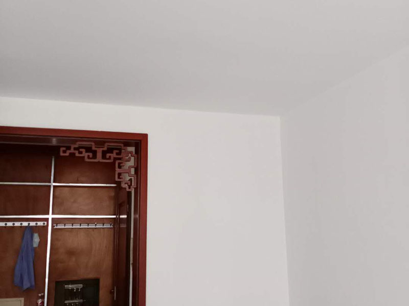 墻面乳膠漆粉刷：在裝修前，施工人員都要提前做好油漆的準(zhǔn)備工作，一般包括油漆涂漆環(huán)境的清理、家具的保護(hù)措施等，比如在門(mén)、窗框最好粘貼一層分色紙，木柜、隔板的家具外面最好有一層報(bào)紙包裹著，這樣就可以避免油漆滴落在家具表面被弄臟的情況發(fā)生。在對(duì)油漆施工完后，為了讓墻面保持光滑，我們需要對(duì)墻面進(jìn)行打磨，在墻面打磨的時(shí)候，我們可以用手觸摸墻面，看看墻面是否光滑，然后在用質(zhì)地較松軟的膩?zhàn)舆M(jìn)行再次處理，然后在清掃一遍墻面。施工人員在完成了上述步驟后，業(yè)主就可以驗(yàn)收啦，在驗(yàn)收時(shí)，一定要仔細(xì)檢查墻面以及墻面周?chē)欠窀蓛羟鍧?，還有其他的地方是否有油漆的痕跡等。