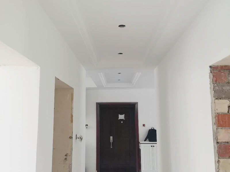 全屋墻面翻新：舊墻的基本處理包括清理舊墻面原有的乳膠漆和膩?zhàn)訉拥溺P除、木裝修、其他表面裝飾物（如壁紙）的拆除，如果只是裝修了一兩年的墻面，墻面的膩?zhàn)涌梢圆挥苗P除，用鋼刷和砂紙打磨墻面后就可以重新涂刷乳膠漆，如果裝修時(shí)間較長的就需要將膩?zhàn)訉隅P除后再進(jìn)行后續(xù)工序。切記舊墻面一定要進(jìn)行處理，不能直接涂刷，粉化嚴(yán)重的墻面要鏟除后，抹上一層白水泥，再進(jìn)行涂刷。 墻面涂刷底漆的作用是抗堿防潮、封固基材、保護(hù)面漆，提高面漆的質(zhì)感和遮蓋力。如果沒有刷底漆就直接上面漆的話，時(shí)間一長墻面就容易起泡、發(fā)霉，經(jīng)陽光長時(shí)間照射也會(huì)發(fā)生墻面變色的情況。 在墻面修補(bǔ)時(shí)，我們要盡量避免色差，因此要注意按照油漆桶的配比、涂刷，最好估算好用量。一次準(zhǔn)備好足夠的量，這樣才能保證墻面顏色的一致，也能避免用量不足重新調(diào)配出的顏色有差異。