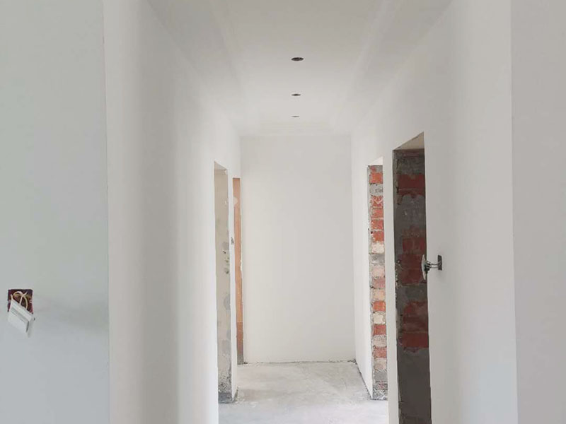 全屋墻面翻新：舊墻的基本處理包括清理舊墻面原有的乳膠漆和膩?zhàn)訉拥溺P除、木裝修、其他表面裝飾物（如壁紙）的拆除，如果只是裝修了一兩年的墻面，墻面的膩?zhàn)涌梢圆挥苗P除，用鋼刷和砂紙打磨墻面后就可以重新涂刷乳膠漆，如果裝修時(shí)間較長的就需要將膩?zhàn)訉隅P除后再進(jìn)行后續(xù)工序。切記舊墻面一定要進(jìn)行處理，不能直接涂刷，粉化嚴(yán)重的墻面要鏟除后，抹上一層白水泥，再進(jìn)行涂刷。 墻面涂刷底漆的作用是抗堿防潮、封固基材、保護(hù)面漆，提高面漆的質(zhì)感和遮蓋力。如果沒有刷底漆就直接上面漆的話，時(shí)間一長墻面就容易起泡、發(fā)霉，經(jīng)陽光長時(shí)間照射也會(huì)發(fā)生墻面變色的情況。 在墻面修補(bǔ)時(shí)，我們要盡量避免色差，因此要注意按照油漆桶的配比、涂刷，最好估算好用量。一次準(zhǔn)備好足夠的量，這樣才能保證墻面顏色的一致，也能避免用量不足重新調(diào)配出的顏色有差異。