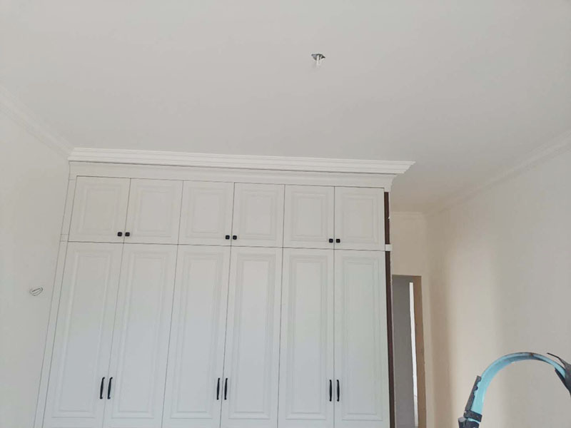 全屋墻面翻新：舊墻的基本處理包括清理舊墻面原有的乳膠漆和膩?zhàn)訉拥溺P除、木裝修、其他表面裝飾物（如壁紙）的拆除，如果只是裝修了一兩年的墻面，墻面的膩?zhàn)涌梢圆挥苗P除，用鋼刷和砂紙打磨墻面后就可以重新涂刷乳膠漆，如果裝修時(shí)間較長的就需要將膩?zhàn)訉隅P除后再進(jìn)行后續(xù)工序。切記舊墻面一定要進(jìn)行處理，不能直接涂刷，粉化嚴(yán)重的墻面要鏟除后，抹上一層白水泥，再進(jìn)行涂刷。 墻面涂刷底漆的作用是抗堿防潮、封固基材、保護(hù)面漆，提高面漆的質(zhì)感和遮蓋力。如果沒有刷底漆就直接上面漆的話，時(shí)間一長墻面就容易起泡、發(fā)霉，經(jīng)陽光長時(shí)間照射也會(huì)發(fā)生墻面變色的情況。 在墻面修補(bǔ)時(shí)，我們要盡量避免色差，因此要注意按照油漆桶的配比、涂刷，最好估算好用量。一次準(zhǔn)備好足夠的量，這樣才能保證墻面顏色的一致，也能避免用量不足重新調(diào)配出的顏色有差異。