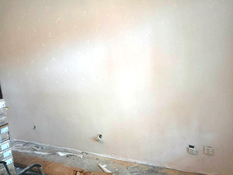 墻紙墻布鋪貼：首先，要將其表皮給鏟除干凈平整，這樣做的目的是為了接下來(lái)更好的進(jìn)行墻紙的鋪貼;其次，還需要對(duì)墻面進(jìn)行一次基層的處理，一般都會(huì)在墻面涂刷一層膜或者是清漆，這樣可以更好的將墻紙與墻面分開(kāi)，并有效的保護(hù)墻面;再者，就是要對(duì)墻面進(jìn)行兩次刮膩?zhàn)拥呐e措，等膩?zhàn)訒窀闪酥?，用砂紙打磨墻面，將參差不齊的顆粒給抹掉，使它變得足夠的光滑、平整;最后，就是封面油了，只要用清油將墻面均勻的涂抹干凈，但切忌不能涂得太厚，這樣會(huì)比較不好放置墻紙。 緊接著，將墻紙按照流水號(hào)給擺放好，并測(cè)量一下墻面的高度。然后，依據(jù)墻體的高度上下留大概五公分的位置進(jìn)行裁剪，需要特別注意的是裁剪時(shí)一定不要過(guò)于著急，一次剪裁一卷墻紙即可，以防出現(xiàn)質(zhì)量問(wèn)題或者其他情況時(shí)不好更換。 如果是采用無(wú)紡布?jí)埣铀畱?yīng)該均勻的在墻面上涂刷，厚度大概在2厘米左右，不可以將膠水直接刷在無(wú)紡布的背面，更不能使用水將他浸泡，無(wú)紡布與一般的墻紙不同，它要使用的膠水濃度應(yīng)該更濃、更厚。