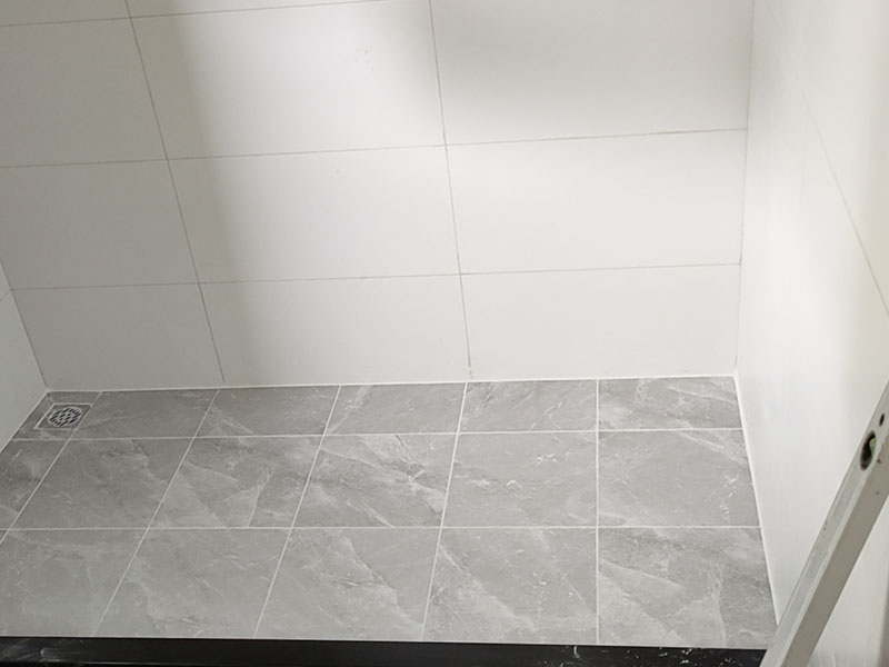 衛(wèi)生間貼磚裝修：衛(wèi)生間墻磚的規(guī)格一定要與鋪貼面積協(xié)調(diào)衛(wèi)生間墻磚的規(guī)格不宜過(guò)大,規(guī)格過(guò)大的墻磚會(huì)給人一種不協(xié)調(diào)的感覺(jué),而小尺寸的墻磚裝飾效果則更好,在一定程度上可以增加衛(wèi)生間的空間感。 在進(jìn)行衛(wèi)生間墻磚鋪貼之前一定要做好排磚方案鋪貼前一定要做排磚方案,盡量不要出現(xiàn)小于墻磚三分之一的窄列。確須切割,瓷磚經(jīng)過(guò)切割后以剩下大于三分之二的為宜。 了解水電布線走向在鋪貼之前一定要記住墻面水管電線的走向,最好將電路、水路的走線圖保存好。而且一定要進(jìn)行一次閉水、閉電實(shí)驗(yàn),以免出現(xiàn)漏水、漏電的情況。