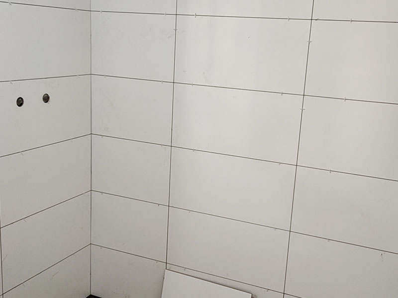 衛(wèi)生間貼磚裝修：衛(wèi)生間墻磚的規(guī)格一定要與鋪貼面積協(xié)調(diào)衛(wèi)生間墻磚的規(guī)格不宜過(guò)大,規(guī)格過(guò)大的墻磚會(huì)給人一種不協(xié)調(diào)的感覺(jué),而小尺寸的墻磚裝飾效果則更好,在一定程度上可以增加衛(wèi)生間的空間感。 在進(jìn)行衛(wèi)生間墻磚鋪貼之前一定要做好排磚方案鋪貼前一定要做排磚方案,盡量不要出現(xiàn)小于墻磚三分之一的窄列。確須切割,瓷磚經(jīng)過(guò)切割后以剩下大于三分之二的為宜。 了解水電布線走向在鋪貼之前一定要記住墻面水管電線的走向,最好將電路、水路的走線圖保存好。而且一定要進(jìn)行一次閉水、閉電實(shí)驗(yàn),以免出現(xiàn)漏水、漏電的情況。