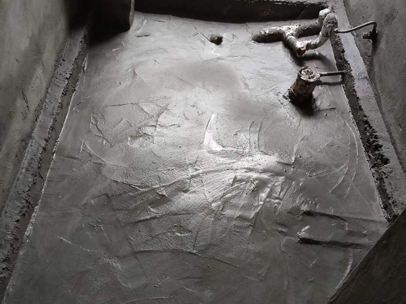 衛(wèi)生間貼磚裝修：衛(wèi)生間墻磚的規(guī)格一定要與鋪貼面積協(xié)調(diào)衛(wèi)生間墻磚的規(guī)格不宜過(guò)大,規(guī)格過(guò)大的墻磚會(huì)給人一種不協(xié)調(diào)的感覺(jué),而小尺寸的墻磚裝飾效果則更好,在一定程度上可以增加衛(wèi)生間的空間感。 在進(jìn)行衛(wèi)生間墻磚鋪貼之前一定要做好排磚方案鋪貼前一定要做排磚方案,盡量不要出現(xiàn)小于墻磚三分之一的窄列。確須切割,瓷磚經(jīng)過(guò)切割后以剩下大于三分之二的為宜。 了解水電布線走向在鋪貼之前一定要記住墻面水管電線的走向,最好將電路、水路的走線圖保存好。而且一定要進(jìn)行一次閉水、閉電實(shí)驗(yàn),以免出現(xiàn)漏水、漏電的情況。