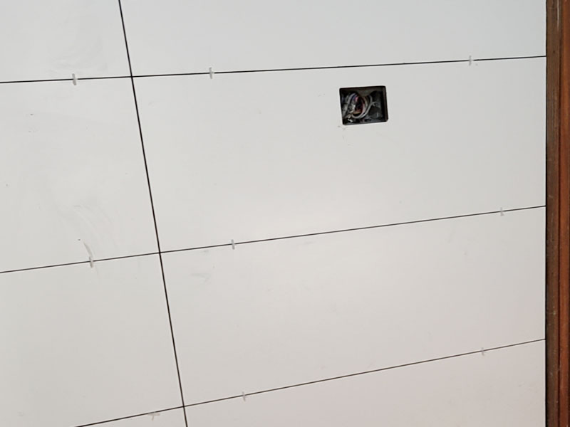 衛(wèi)生間貼磚裝修：衛(wèi)生間墻磚的規(guī)格一定要與鋪貼面積協(xié)調(diào)衛(wèi)生間墻磚的規(guī)格不宜過(guò)大,規(guī)格過(guò)大的墻磚會(huì)給人一種不協(xié)調(diào)的感覺(jué),而小尺寸的墻磚裝飾效果則更好,在一定程度上可以增加衛(wèi)生間的空間感。 在進(jìn)行衛(wèi)生間墻磚鋪貼之前一定要做好排磚方案鋪貼前一定要做排磚方案,盡量不要出現(xiàn)小于墻磚三分之一的窄列。確須切割,瓷磚經(jīng)過(guò)切割后以剩下大于三分之二的為宜。 了解水電布線走向在鋪貼之前一定要記住墻面水管電線的走向,最好將電路、水路的走線圖保存好。而且一定要進(jìn)行一次閉水、閉電實(shí)驗(yàn),以免出現(xiàn)漏水、漏電的情況。