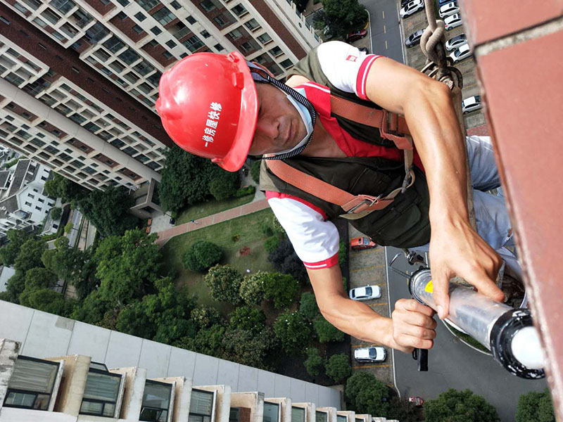 高空外墻防水：外墻面洞和較大裂縫防水密封前用噴水槍等工具將待治理的外墻面、伸縮縫、窗框等部位清理干凈，使施工的外墻面及縫、孔、洞部位達(dá)到無(wú)油、無(wú)塵土、無(wú)水泥松散顆粒等雜物。   待其干燥后，將孔、洞、縫用防水密封材料嵌填密實(shí)，并達(dá)到與原顏色一致，再用快速堵漏靈和透明防水膠膜進(jìn)行精心施工。整體條形瓷磚外墻面防水，采用高效環(huán)保型憎水進(jìn)行精心施工。該材料具有防水性能優(yōu)異、透氣性能良好、施工方便、使用安全、質(zhì)量可靠、耐久性好等特點(diǎn)。