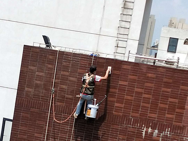 高空外墻防水：外墻面洞和較大裂縫防水密封前用噴水槍等工具將待治理的外墻面、伸縮縫、窗框等部位清理干凈，使施工的外墻面及縫、孔、洞部位達(dá)到無(wú)油、無(wú)塵土、無(wú)水泥松散顆粒等雜物。   待其干燥后，將孔、洞、縫用防水密封材料嵌填密實(shí)，并達(dá)到與原顏色一致，再用快速堵漏靈和透明防水膠膜進(jìn)行精心施工。整體條形瓷磚外墻面防水，采用高效環(huán)保型憎水進(jìn)行精心施工。該材料具有防水性能優(yōu)異、透氣性能良好、施工方便、使用安全、質(zhì)量可靠、耐久性好等特點(diǎn)。