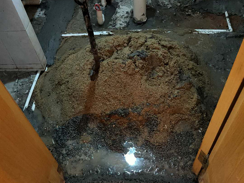 衛(wèi)生間防水找平：在進行防水處理之前，一定先找平地面du。找平層施工方法：基面有空隙、裂縫、不平等缺陷的，用水泥砂漿修補抹平。使基面必須堅固、平整、干凈、無灰塵、油膩、蠟、脫模劑等以及其他碎屑物質(zhì)。找平層干燥后方可進行防水層施工，施工期間應(yīng)防火、防水。防水層完成后，要進行成品保護，不得上人走動。