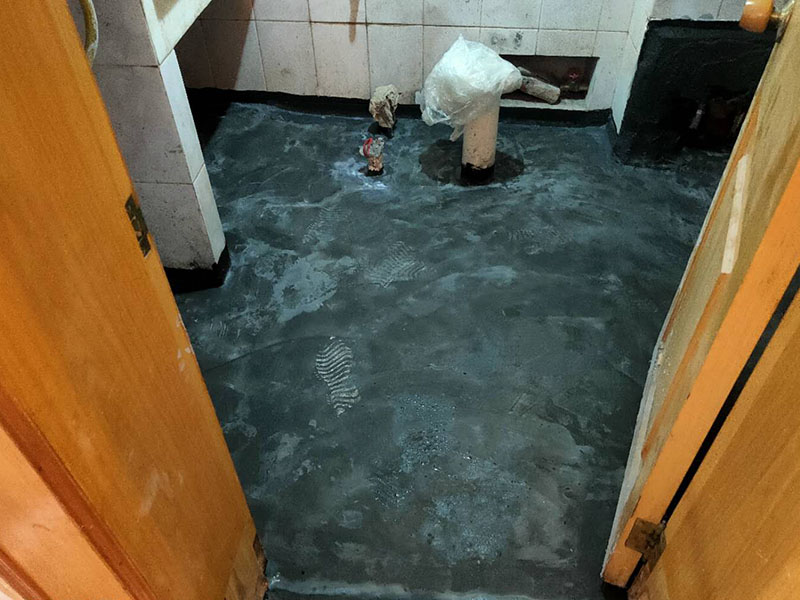 衛(wèi)生間防水找平：在進行防水處理之前，一定先找平地面du。找平層施工方法：基面有空隙、裂縫、不平等缺陷的，用水泥砂漿修補抹平。使基面必須堅固、平整、干凈、無灰塵、油膩、蠟、脫模劑等以及其他碎屑物質(zhì)。找平層干燥后方可進行防水層施工，施工期間應(yīng)防火、防水。防水層完成后，要進行成品保護，不得上人走動。