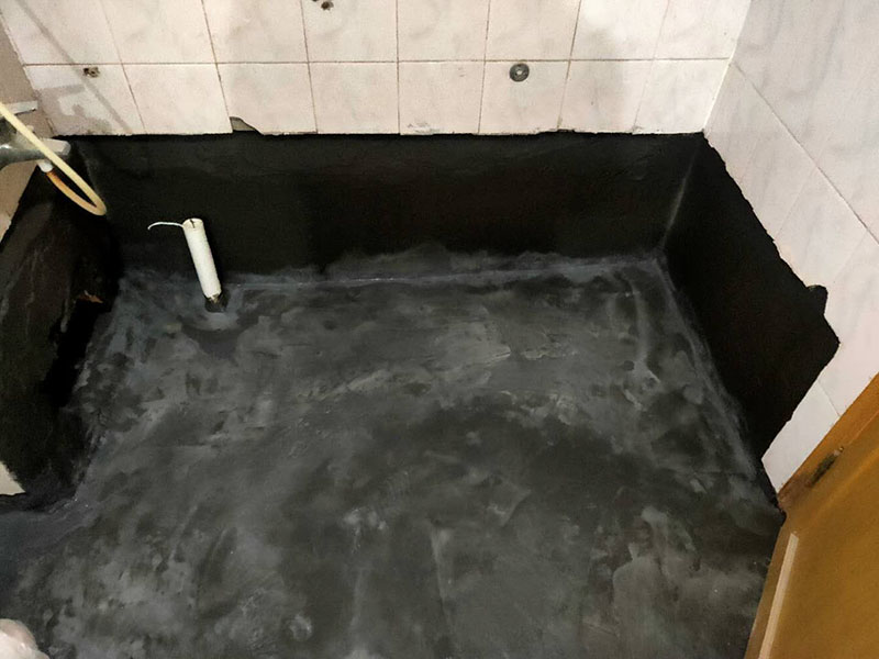衛(wèi)生間防水找平：在進行防水處理之前，一定先找平地面du。找平層施工方法：基面有空隙、裂縫、不平等缺陷的，用水泥砂漿修補抹平。使基面必須堅固、平整、干凈、無灰塵、油膩、蠟、脫模劑等以及其他碎屑物質(zhì)。找平層干燥后方可進行防水層施工，施工期間應(yīng)防火、防水。防水層完成后，要進行成品保護，不得上人走動。