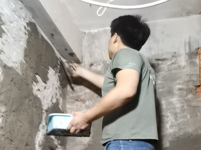 廁所墻面貼磚維修：1、 衛(wèi)生間墻面在施工前清理墻面的各類污物，用泥刀先批墻，后用水泥漿找平，防止瓷磚貼后有空鼓現(xiàn)象。 2、 衛(wèi)生間內(nèi)會防止抽風(fēng)機(jī)、安裝吊頂?shù)龋愿叨纫貏e注意，其次是墻磚與地磚的尺寸要互相對應(yīng)，不能有太大的差異，最后根據(jù)高度、尺寸與整體效果來確定鋪貼方法，如果統(tǒng)一墻面瓷磚不同，大尺寸瓷磚從下往上貼，小尺寸從上往下貼。 3、配料將清水逐量加入粉狀粘結(jié)劑內(nèi)，按照說明書上一定的比例調(diào)配。攪拌調(diào)和將粘結(jié)劑漿料攪拌至潤滑均勻，無明顯塊狀或糊涂結(jié)狀，將攪拌后施工漿料靜置5&mdash;10分鐘，然后再稍加攪拌1&mdash;2分鐘，就可以使用了。 4、把剛剛攪拌好的粘結(jié)劑漿料均勻的刮到墻上，讓漿料與瓷磚背面的充分接觸。留縫大小調(diào)整根據(jù)瓷磚的尺寸，在磚與磚之間預(yù)留相應(yīng)尺寸的縫隙留待嵌縫?？捎醚篮灥认裙潭āＳ脤I(yè)測量儀，來檢查貼后瓷磚的平整度。鋪貼完成后可以用薄膜來加以保護(hù)。