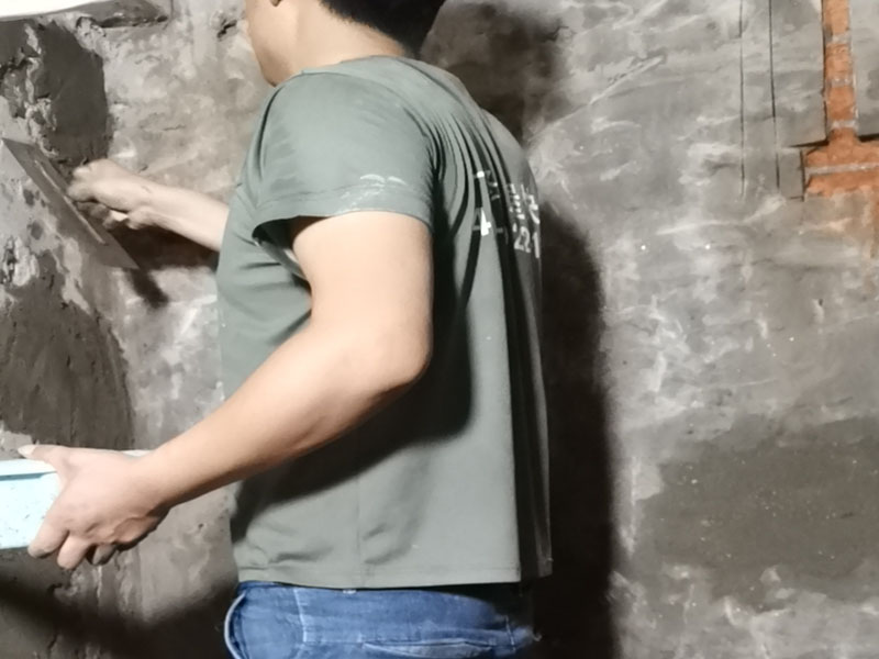 廁所墻面貼磚維修：1、 衛(wèi)生間墻面在施工前清理墻面的各類污物，用泥刀先批墻，后用水泥漿找平，防止瓷磚貼后有空鼓現(xiàn)象。 2、 衛(wèi)生間內(nèi)會防止抽風(fēng)機(jī)、安裝吊頂?shù)龋愿叨纫貏e注意，其次是墻磚與地磚的尺寸要互相對應(yīng)，不能有太大的差異，最后根據(jù)高度、尺寸與整體效果來確定鋪貼方法，如果統(tǒng)一墻面瓷磚不同，大尺寸瓷磚從下往上貼，小尺寸從上往下貼。 3、配料將清水逐量加入粉狀粘結(jié)劑內(nèi)，按照說明書上一定的比例調(diào)配。攪拌調(diào)和將粘結(jié)劑漿料攪拌至潤滑均勻，無明顯塊狀或糊涂結(jié)狀，將攪拌后施工漿料靜置5&mdash;10分鐘，然后再稍加攪拌1&mdash;2分鐘，就可以使用了。 4、把剛剛攪拌好的粘結(jié)劑漿料均勻的刮到墻上，讓漿料與瓷磚背面的充分接觸。留縫大小調(diào)整根據(jù)瓷磚的尺寸，在磚與磚之間預(yù)留相應(yīng)尺寸的縫隙留待嵌縫。可用牙簽等先固定。用專業(yè)測量儀，來檢查貼后瓷磚的平整度。鋪貼完成后可以用薄膜來加以保護(hù)。