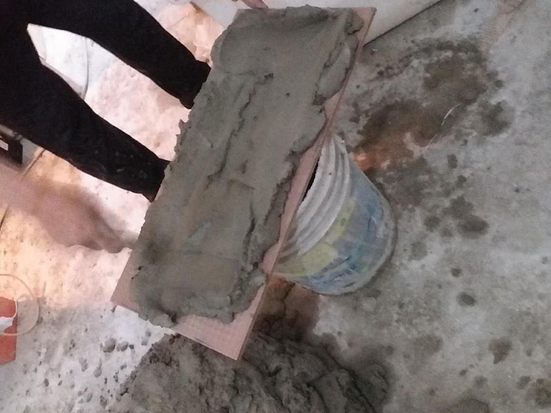 廁所墻面貼磚維修：1、 衛(wèi)生間墻面在施工前清理墻面的各類污物，用泥刀先批墻，后用水泥漿找平，防止瓷磚貼后有空鼓現(xiàn)象。 2、 衛(wèi)生間內(nèi)會防止抽風(fēng)機(jī)、安裝吊頂?shù)?，所以高度要特別注意，其次是墻磚與地磚的尺寸要互相對應(yīng)，不能有太大的差異，最后根據(jù)高度、尺寸與整體效果來確定鋪貼方法，如果統(tǒng)一墻面瓷磚不同，大尺寸瓷磚從下往上貼，小尺寸從上往下貼。 3、配料將清水逐量加入粉狀粘結(jié)劑內(nèi)，按照說明書上一定的比例調(diào)配。攪拌調(diào)和將粘結(jié)劑漿料攪拌至潤滑均勻，無明顯塊狀或糊涂結(jié)狀，將攪拌后施工漿料靜置5&mdash;10分鐘，然后再稍加攪拌1&mdash;2分鐘，就可以使用了。 4、把剛剛攪拌好的粘結(jié)劑漿料均勻的刮到墻上，讓漿料與瓷磚背面的充分接觸。留縫大小調(diào)整根據(jù)瓷磚的尺寸，在磚與磚之間預(yù)留相應(yīng)尺寸的縫隙留待嵌縫?？捎醚篮灥认裙潭āＳ脤I(yè)測量儀，來檢查貼后瓷磚的平整度。鋪貼完成后可以用薄膜來加以保護(hù)。