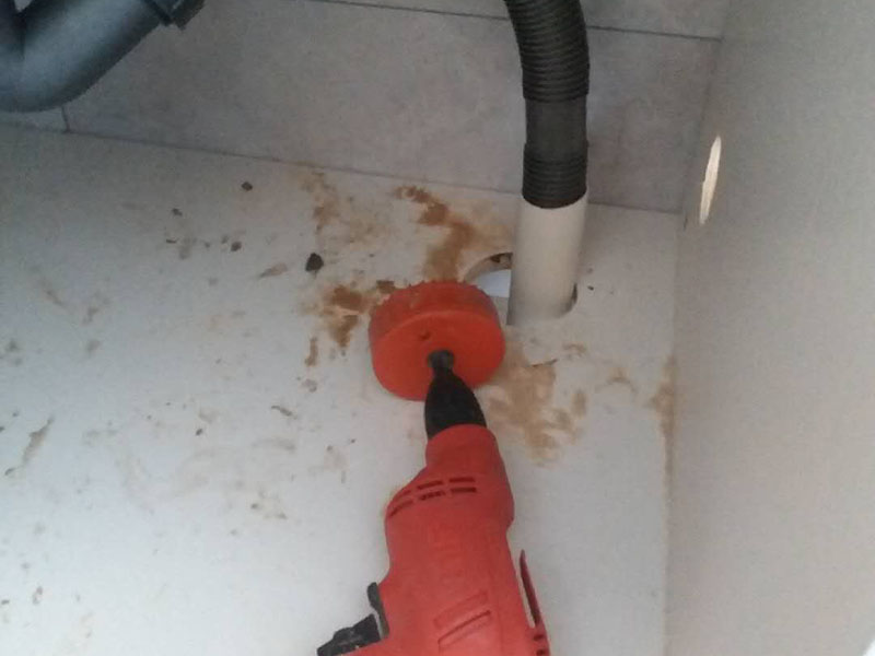 浴室柜下水管安裝：1、在衛(wèi)生間下水管道安裝前，首先要檢查裝修建材水管和相關(guān)連接配件是否有破損、裂紋等現(xiàn)象出現(xiàn)。 2、在衛(wèi)生間下水管道安裝下時(shí)，施工員要預(yù)先考慮好墻磚的厚度。 3、在墻體和地面下都盡可能少用或者是不用連接配件，這樣可以減少滲漏的隱患，并且連接配件的安裝要保證牢固和無滲漏情況。 4、在衛(wèi)生間下水管道安裝時(shí)要考慮家中洗衣機(jī)的用水龍頭安裝位置，下水的布置等，同時(shí)也要注意電源插座的位置是否合適。