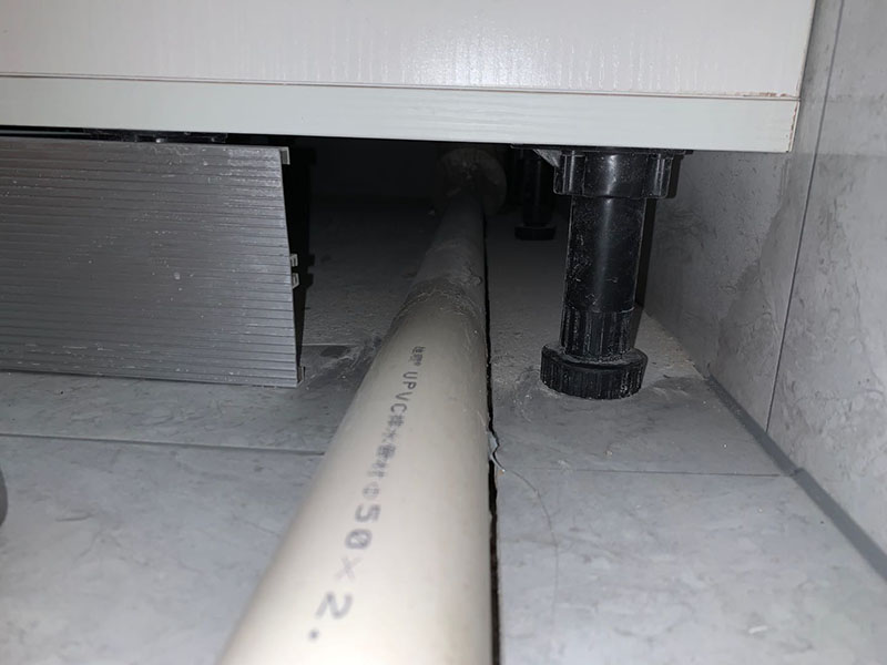 浴室柜下水管安裝：1、在衛(wèi)生間下水管道安裝前，首先要檢查裝修建材水管和相關(guān)連接配件是否有破損、裂紋等現(xiàn)象出現(xiàn)。 2、在衛(wèi)生間下水管道安裝下時(shí)，施工員要預(yù)先考慮好墻磚的厚度。 3、在墻體和地面下都盡可能少用或者是不用連接配件，這樣可以減少滲漏的隱患，并且連接配件的安裝要保證牢固和無滲漏情況。 4、在衛(wèi)生間下水管道安裝時(shí)要考慮家中洗衣機(jī)的用水龍頭安裝位置，下水的布置等，同時(shí)也要注意電源插座的位置是否合適。