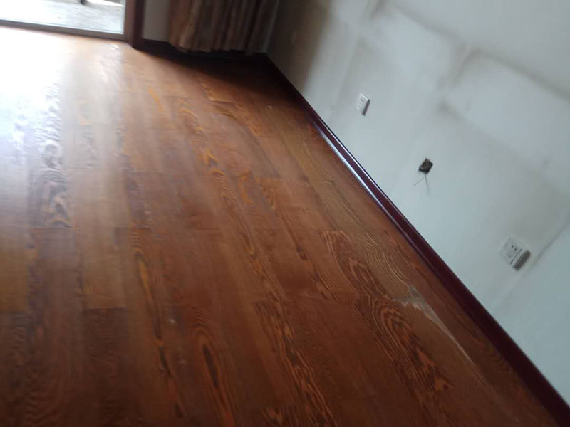 客廳木地板鋪貼：首先大家應(yīng)對(duì)是施工地進(jìn)行清理，把無關(guān)的東西都移出去，并且把地面上的垃圾清掃干凈，包括每一個(gè)角落。然后對(duì)地面進(jìn)行找平，水平誤差不能超過2mm，超過的話就要想辦法找平了。地面要是不平，地板鋪好后腳感當(dāng)然也就不好了。 木地板遇潮后易起拱、變形,為了避免這種情況,大家需要對(duì)地面進(jìn)行防潮處理。常見的處理方法是在地面上鋪防潮層，這樣可以防止以后地板受潮。防潮層要鋪平，接縫處要并攏。 為了讓地板鋪出來的效果更加的美觀，大家最好先預(yù)鋪下，將部分地板一分為二，要根據(jù)尺寸來鋸，萬一鋸多了，地板損耗就大了。在鋸地板前可以將地板全部打開包，挑出有問題或瑕疵的地板來鋸，這樣可以有效將局部有問題的地板充分利用，不產(chǎn)生過大損耗。千萬不要上來就拿好地板來鋸，那會(huì)增加損耗的。鋸地板的地點(diǎn)務(wù)必要選在陽臺(tái)等有瓷磚好打理衛(wèi)生的地方，否則飛濺的木灰會(huì)無孔不入的進(jìn)入任何地方，很難清潔。