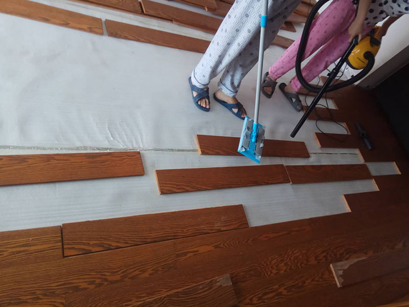 客廳木地板鋪貼：首先大家應(yīng)對(duì)是施工地進(jìn)行清理，把無關(guān)的東西都移出去，并且把地面上的垃圾清掃干凈，包括每一個(gè)角落。然后對(duì)地面進(jìn)行找平，水平誤差不能超過2mm，超過的話就要想辦法找平了。地面要是不平，地板鋪好后腳感當(dāng)然也就不好了。 木地板遇潮后易起拱、變形,為了避免這種情況,大家需要對(duì)地面進(jìn)行防潮處理。常見的處理方法是在地面上鋪防潮層，這樣可以防止以后地板受潮。防潮層要鋪平，接縫處要并攏。 為了讓地板鋪出來的效果更加的美觀，大家最好先預(yù)鋪下，將部分地板一分為二，要根據(jù)尺寸來鋸，萬一鋸多了，地板損耗就大了。在鋸地板前可以將地板全部打開包，挑出有問題或瑕疵的地板來鋸，這樣可以有效將局部有問題的地板充分利用，不產(chǎn)生過大損耗。千萬不要上來就拿好地板來鋸，那會(huì)增加損耗的。鋸地板的地點(diǎn)務(wù)必要選在陽臺(tái)等有瓷磚好打理衛(wèi)生的地方，否則飛濺的木灰會(huì)無孔不入的進(jìn)入任何地方，很難清潔。